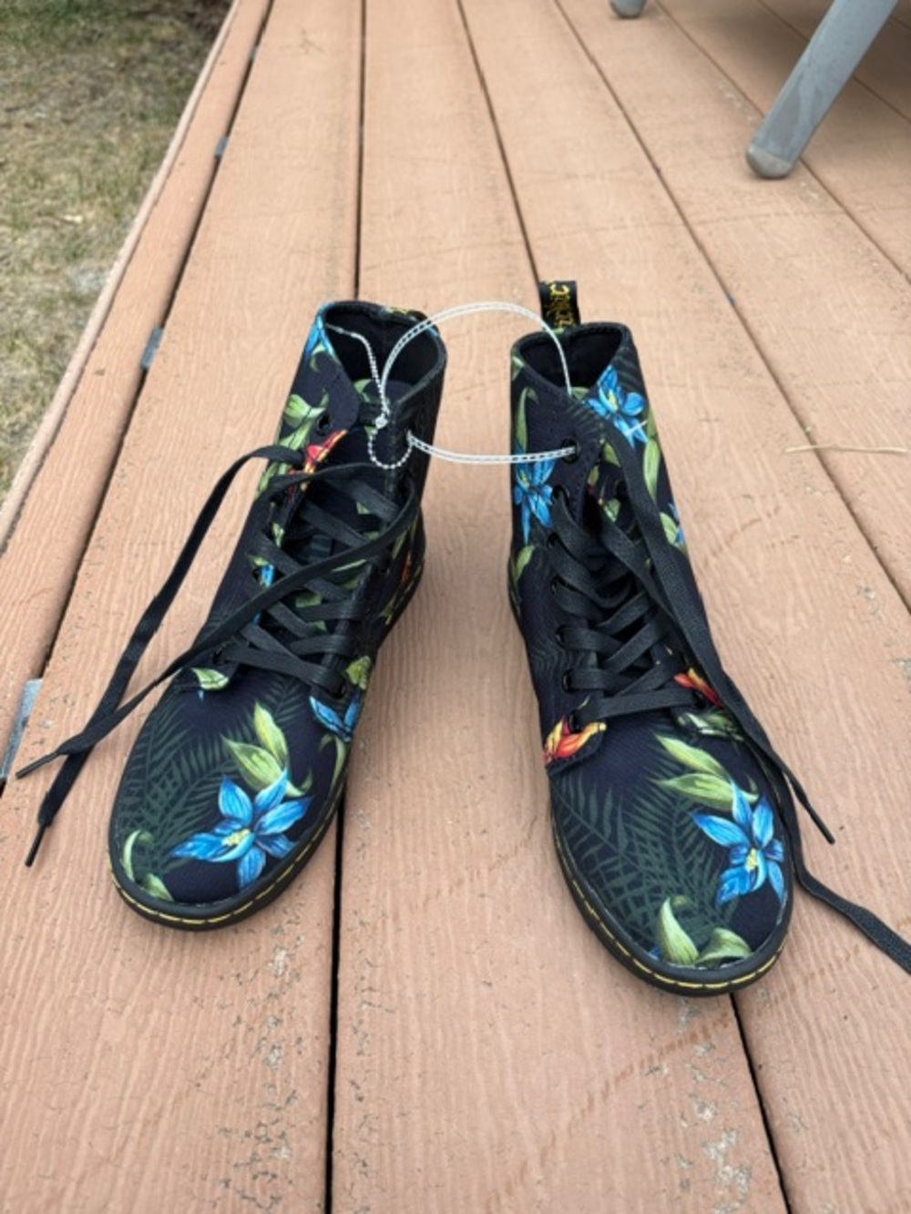 NEW Dr. Martens Hackney Tropical Floral Ankle Boots Black women’s size 6 U.S.
